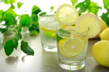 two-glasses-of-lemon-water